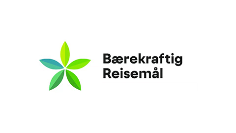 Logotyp för hållbara resmål med grön och blå blomstermönster och texten "Bærekraftig Reisemål