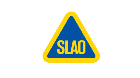SLAO:s logotyp, en blå triangel med gul kant och texten "SLAO" i gult
