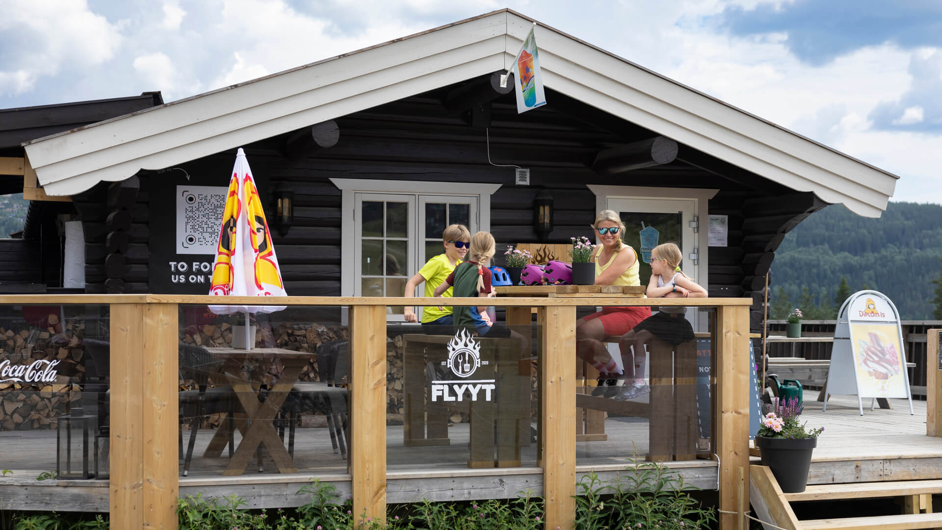 Eine Familie, die im Sommer bei FLYYT in Trysil isst