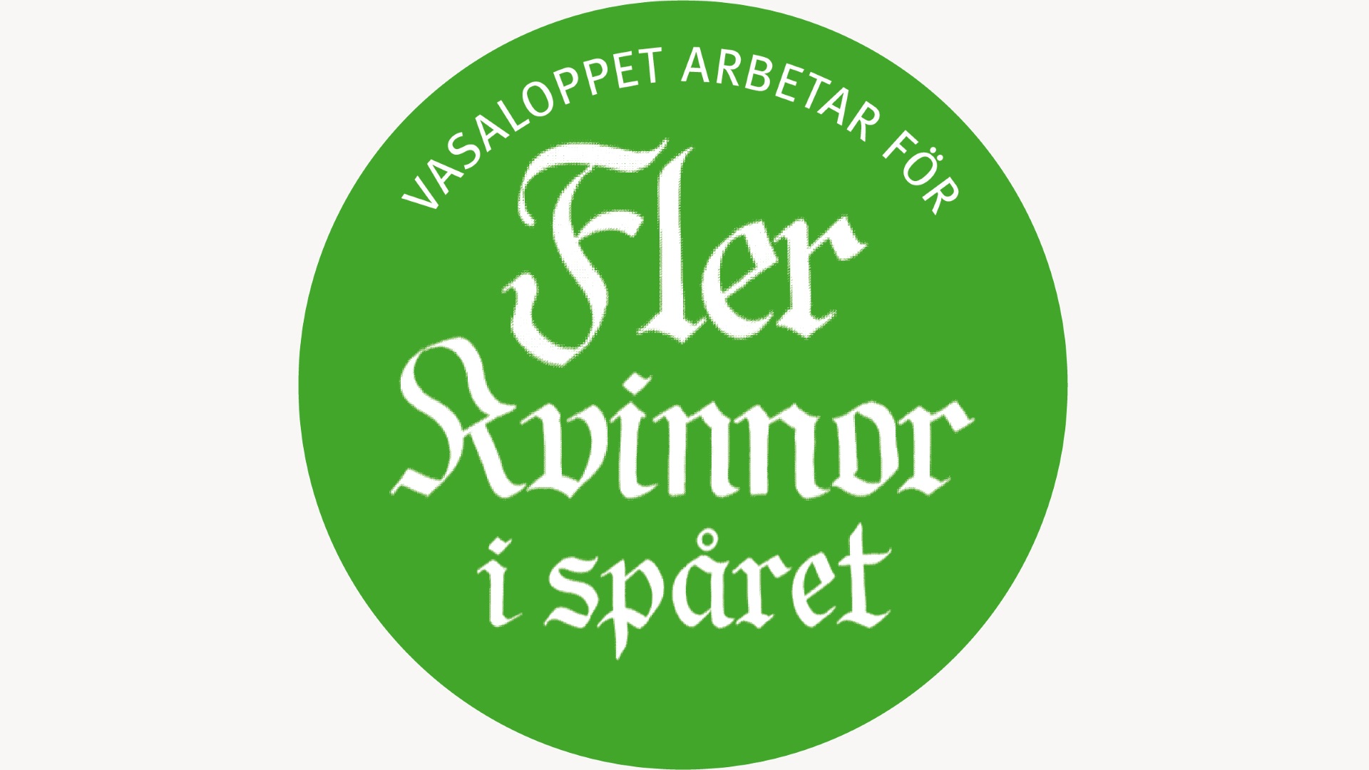 Grön cirkel med texten "Vasaloppet arbetar för fler kvinnor i spåret" i vit stiliserad font