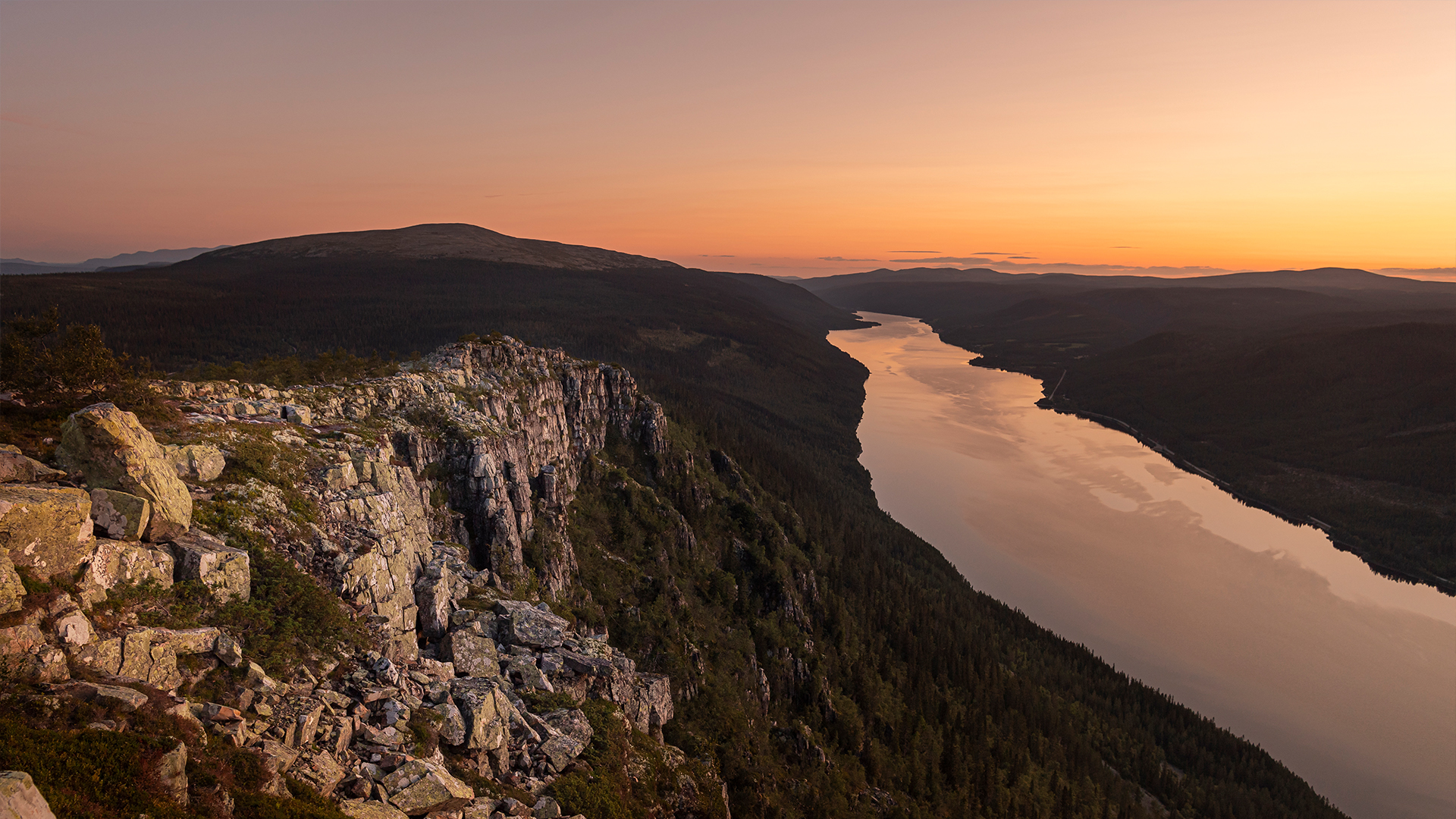 Solnedgång över bergskedja och flod i Jämtland, Sverige