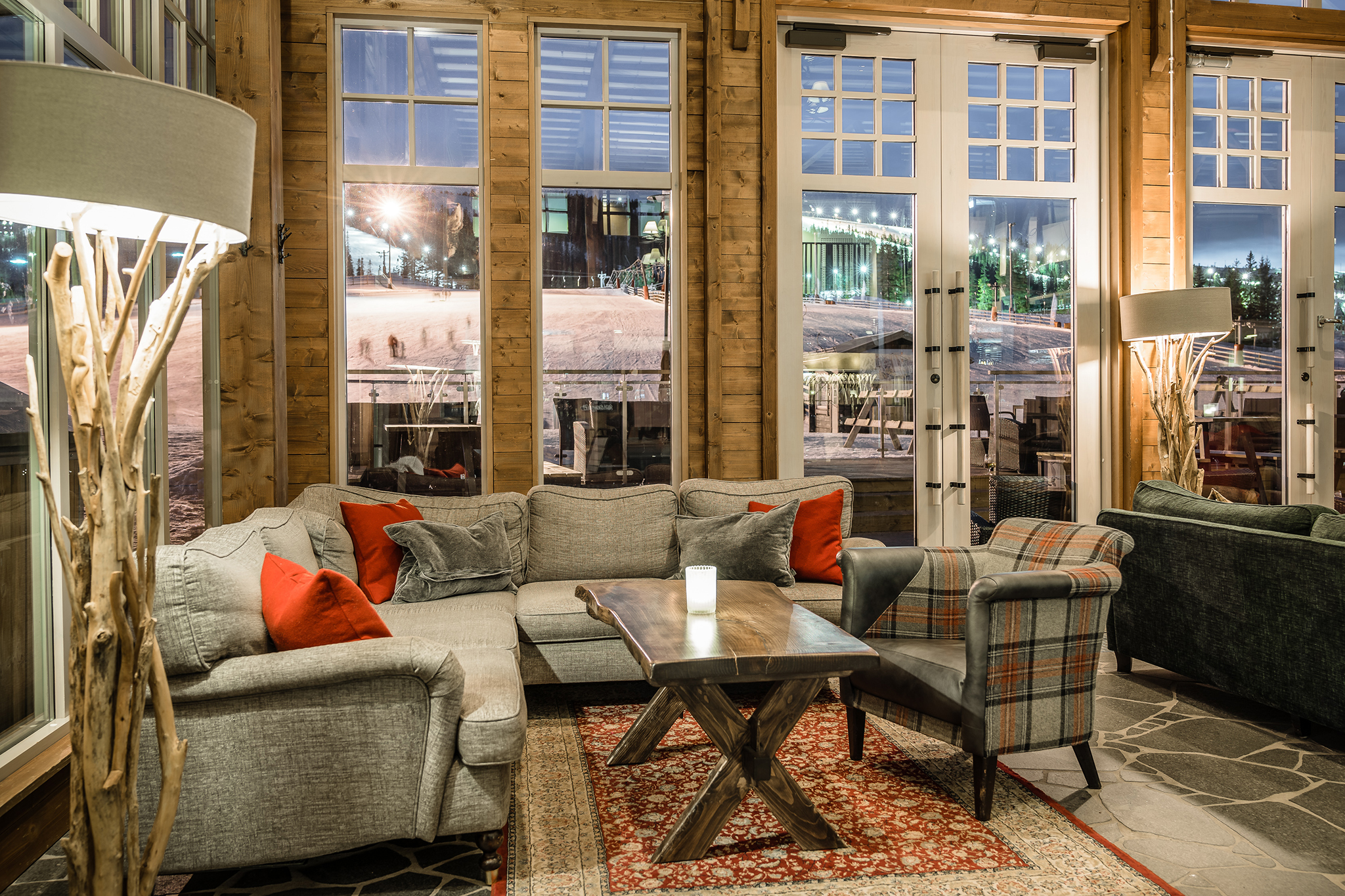 En soffgrupp med utsikt över skidbackarna i Lindvallen