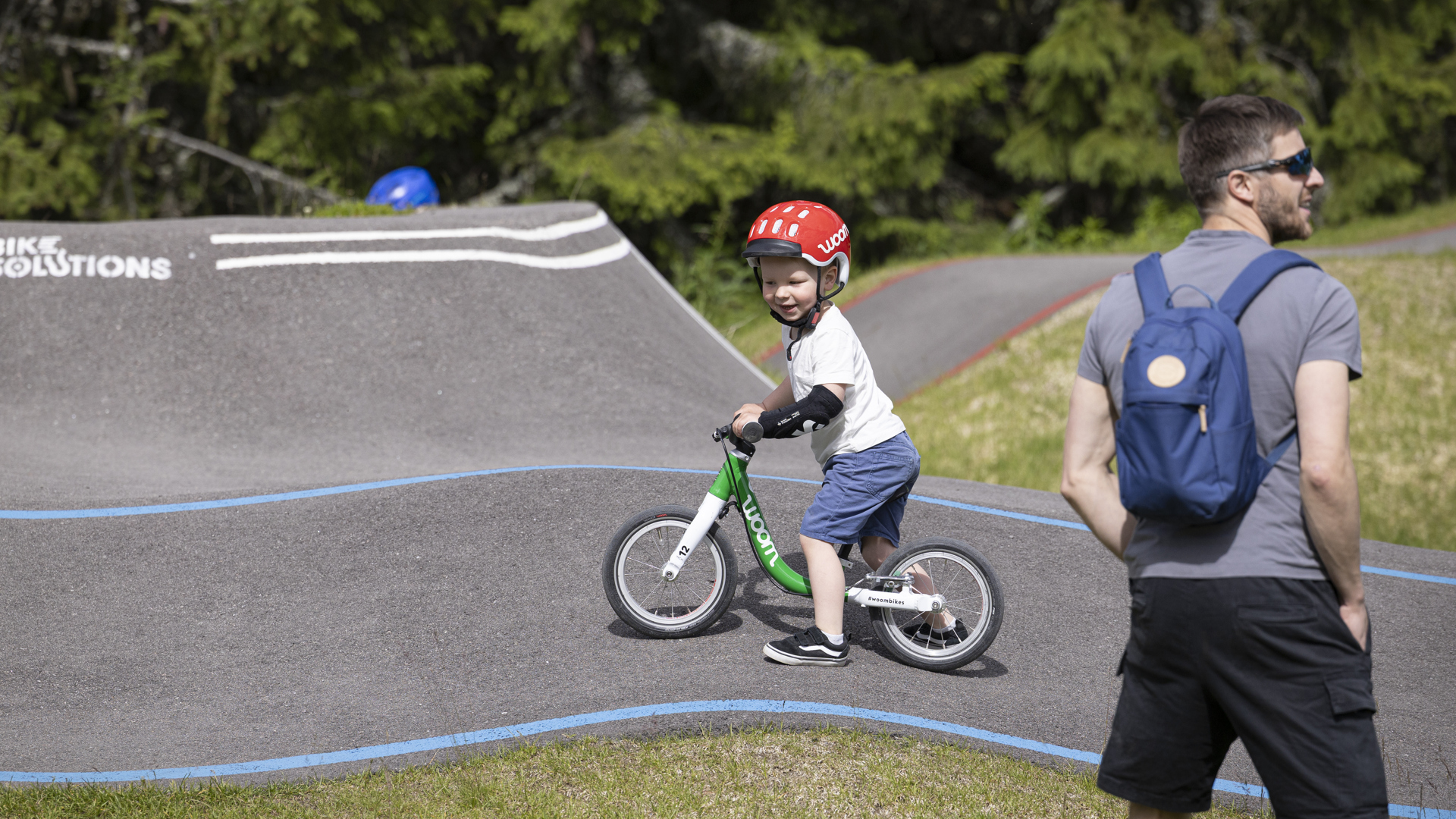 Et barn på balansesykkel i pumptrack under sin sykkelferie i Trysil. 