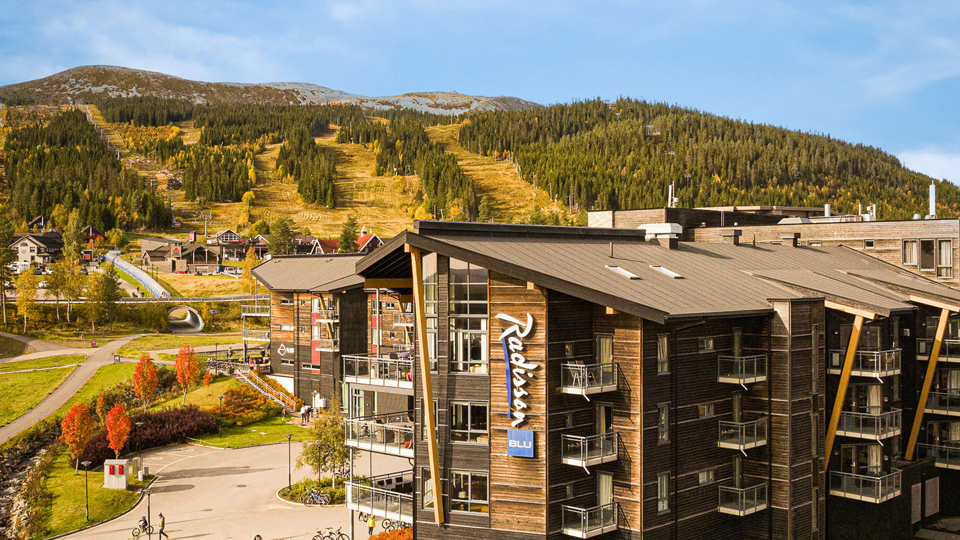Radisson Blu hotell i Trysil med skibakker og skog i bakgrunnen