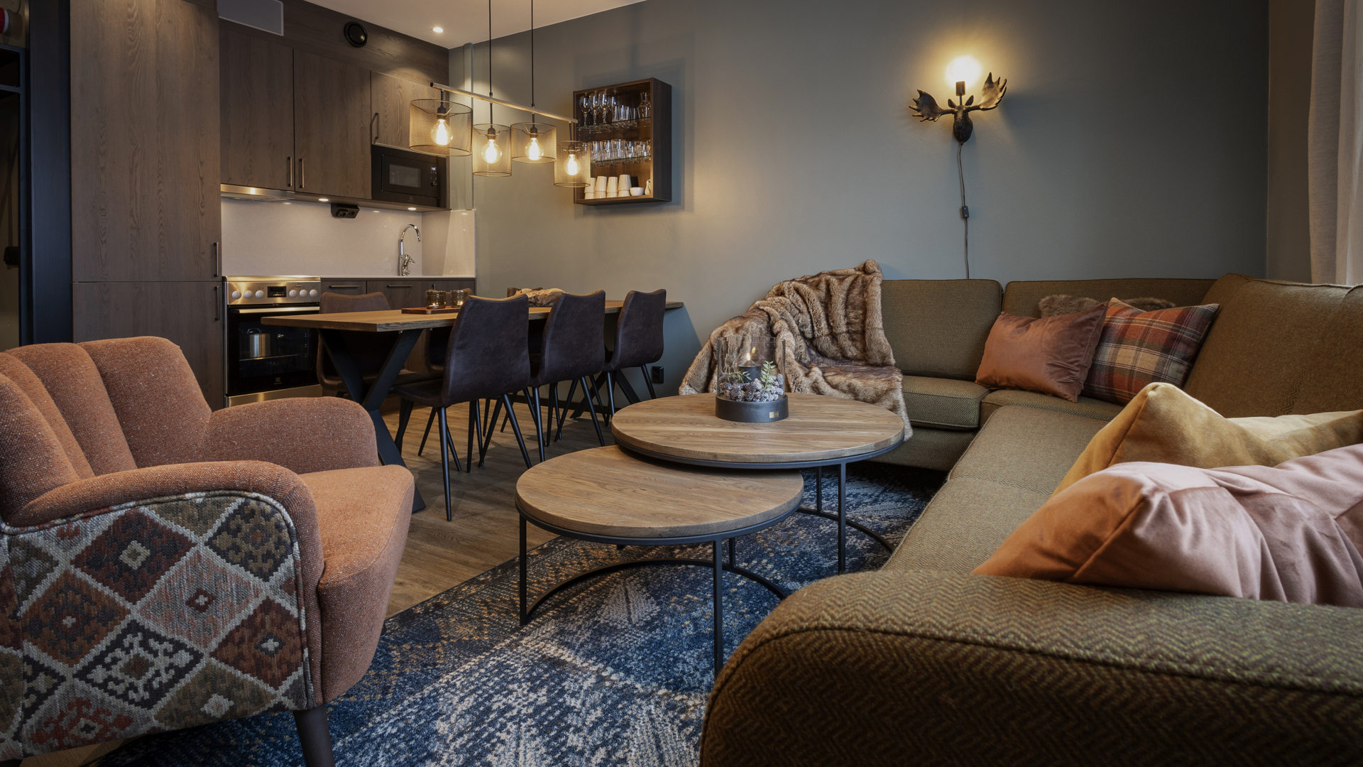 Vardagsrum i modern stil med mysig hörnsoffa, rund soffbord och matplats med mörka stolar