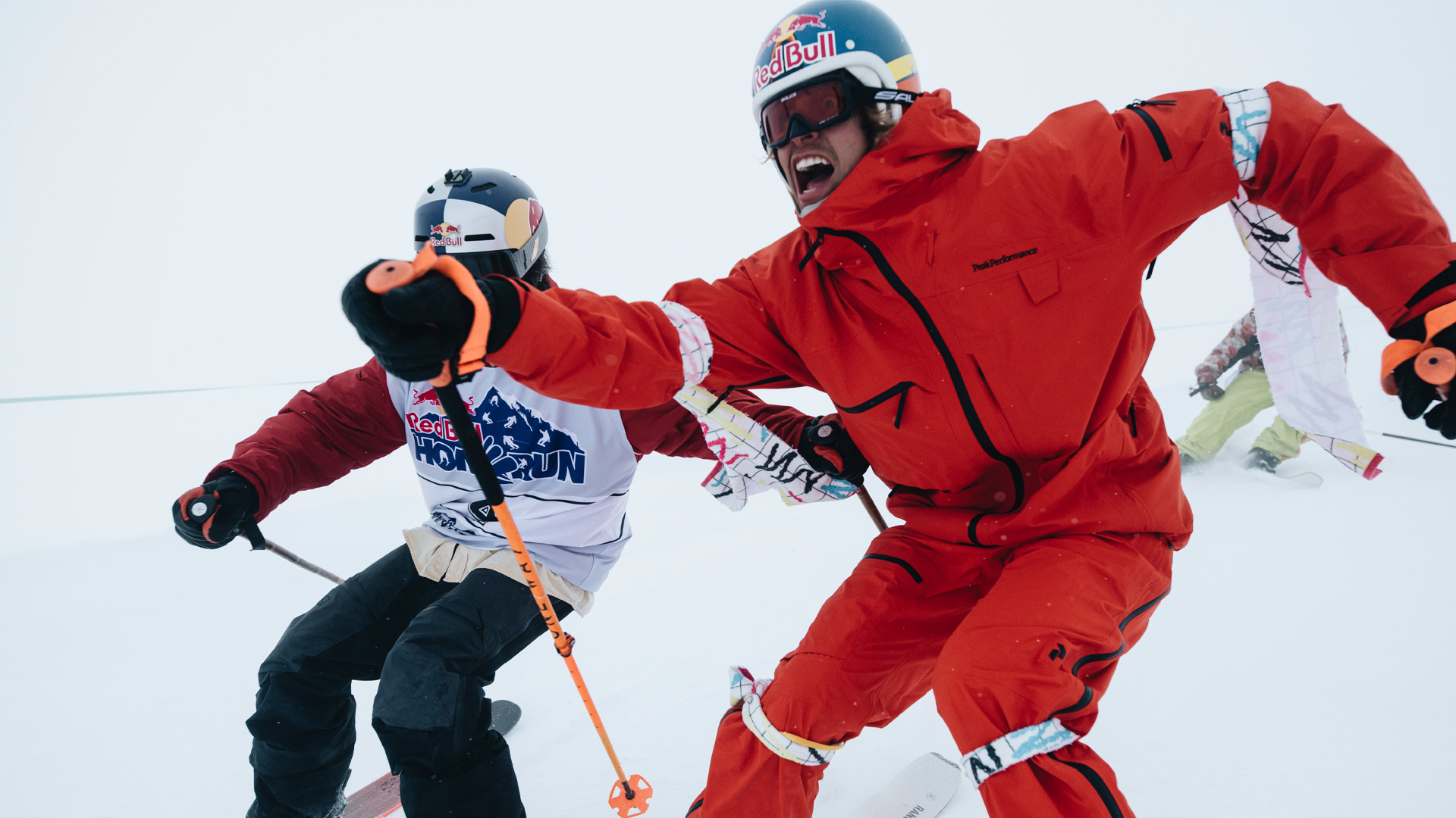 Skiløbere i røde dragter deltager i Red Bull Homerun med fart og intensitet