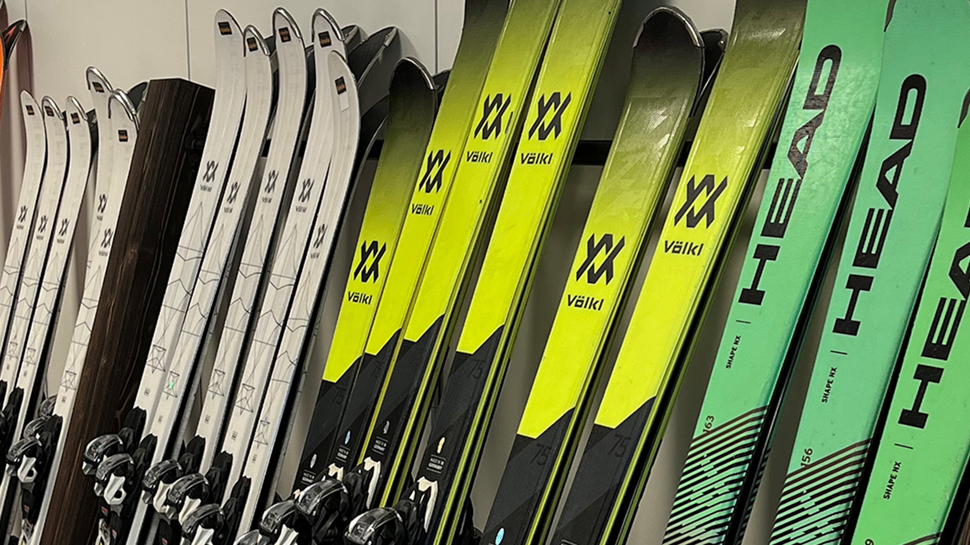 Rad av alpinskidor från märkena Völkl och Head, med varierande färg och design