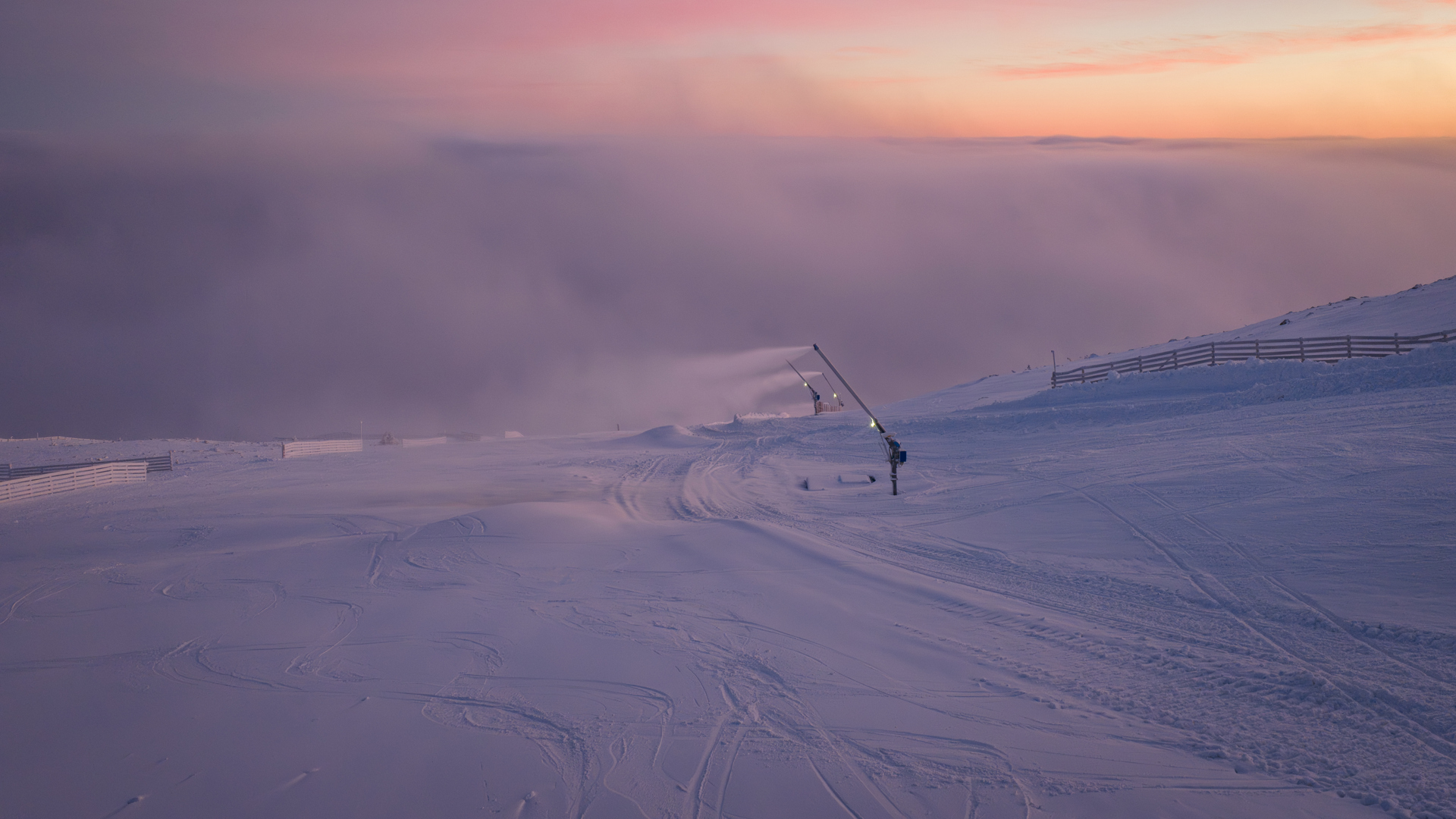 Snökanoner producerar snö i Trysil tidigt under vintersäsongen