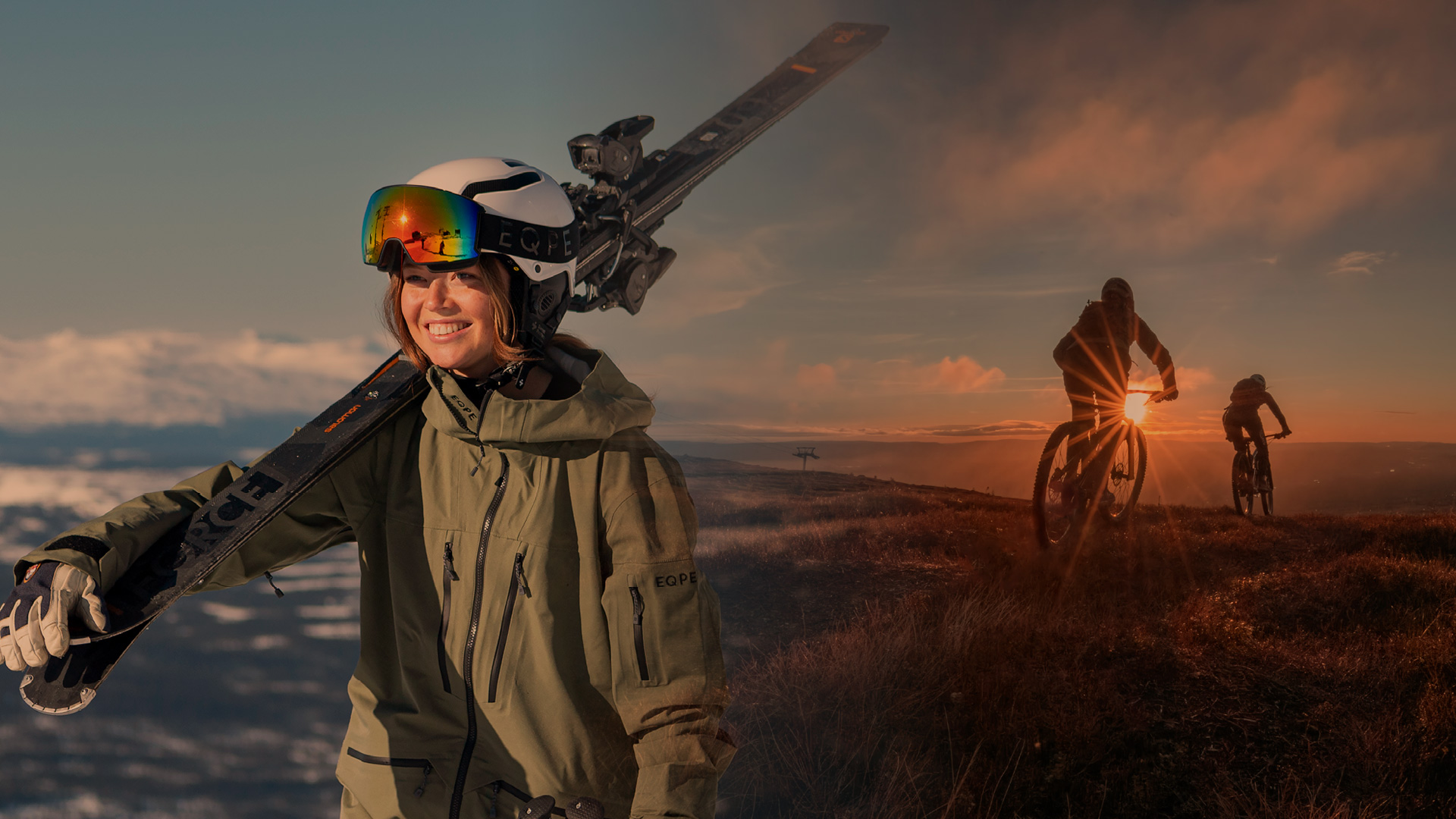 Person klädd för skidåkning med skidor på axeln i solnedgång på berg; två cyklister i bakgrunden på stig vid solnedgång, friluftsliv och äventyr i naturen