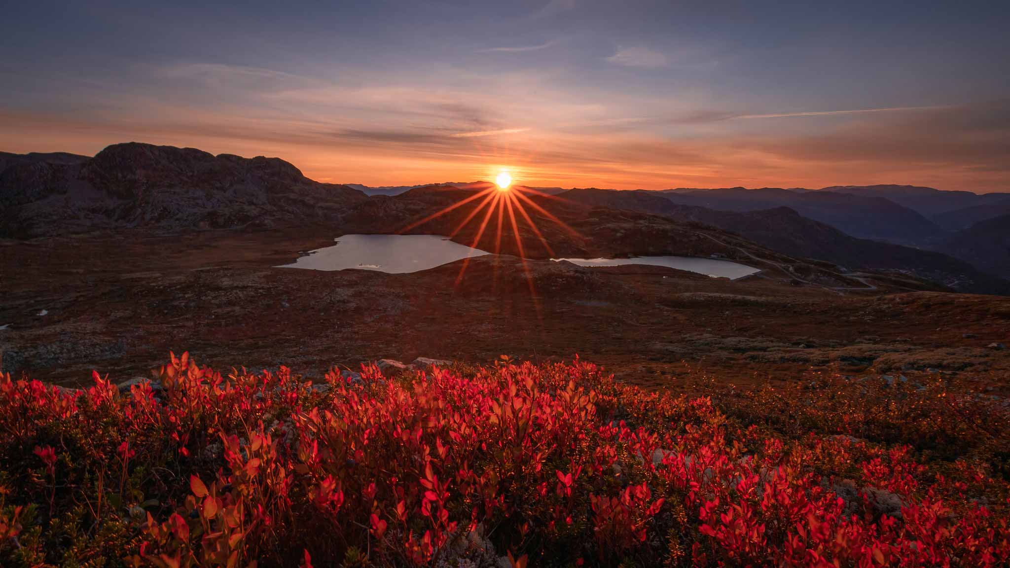 Sonnenuntergang über der Fjälllandschaft mit klaren Farben und schöner Aussicht, Schweden