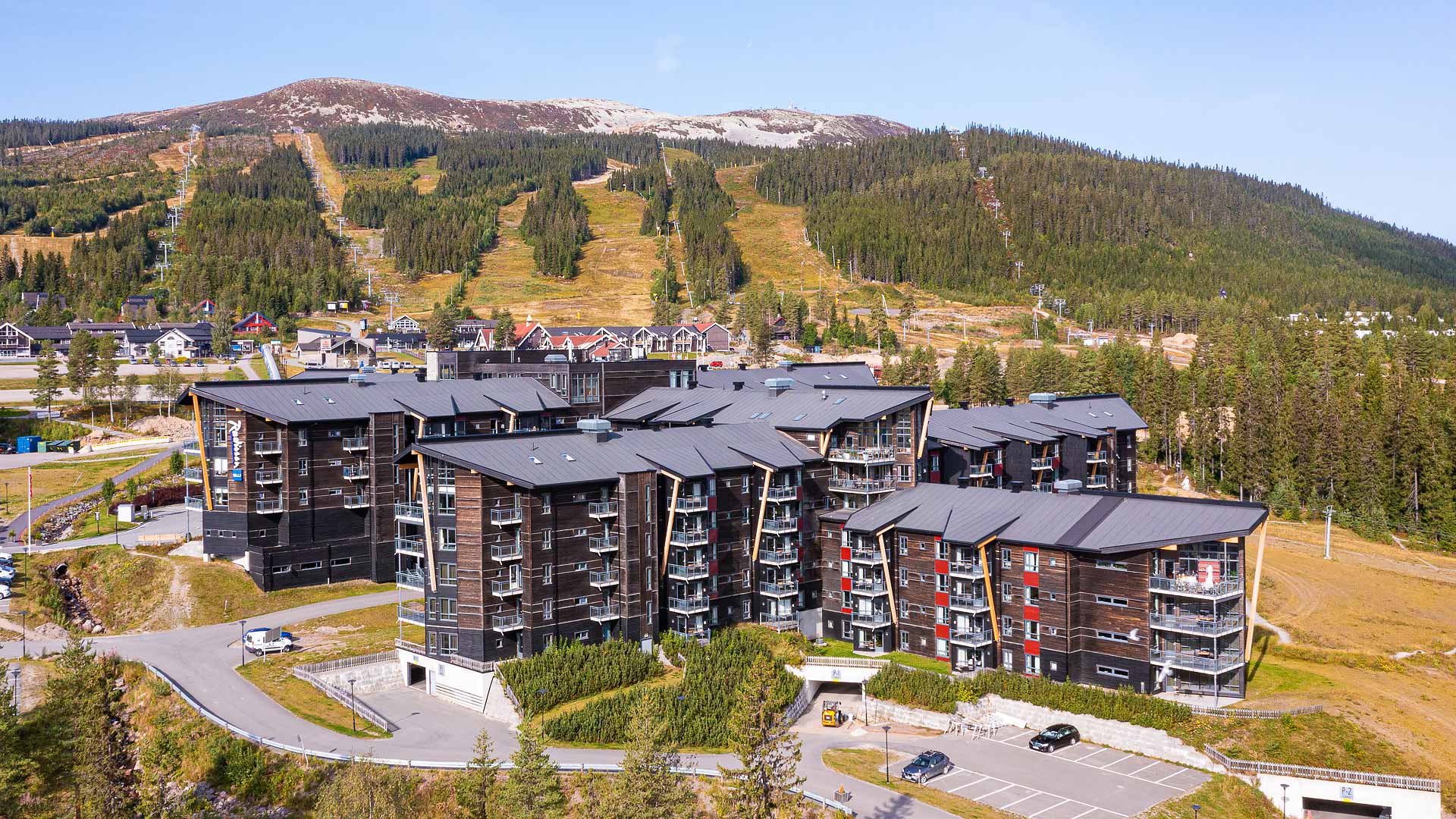 Hotell i ett naturskönt område med skog och berg i bakgrunden